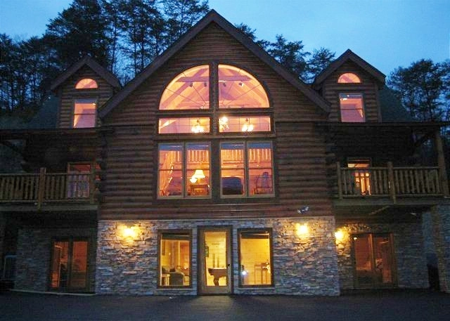 BEARS DEN LODGE In Pigeon Forge